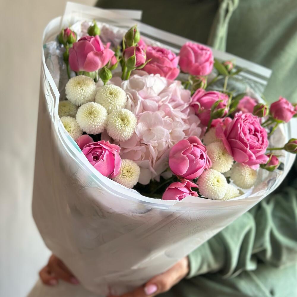 https://content2.flowwow-images.com/data/flowers/1000x1000/37/1729356729_97253837.jpg